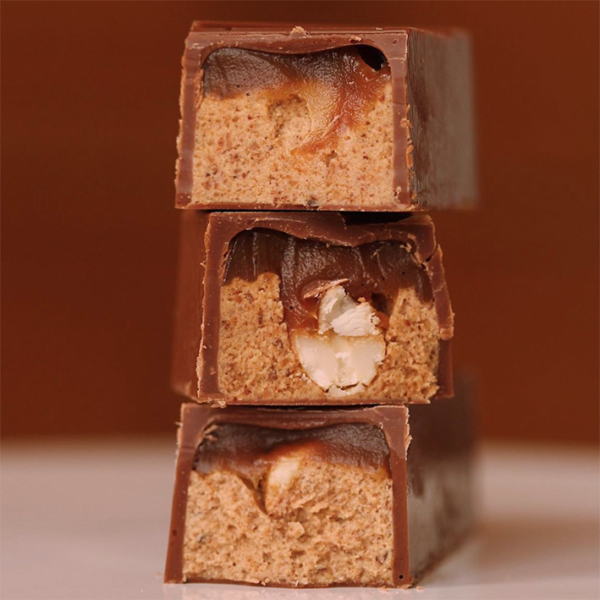 Coupe de la barre chocolat cacahuète du chef Julien Dechenaud artisan chocolatier à Paris et Vincennes