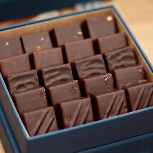 Petite boite de chocolats ganaches parfumées du chef Julien Dechenaud chocolatier à Paris et Vincennes