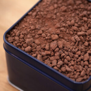 Poudre de cacao à l'ancienne dans une élégante boite en métal du chef Chocolatier Julien Dechenaud