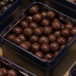 Billes de céréales soufflés enrobées de chocolat au lait dans une élégante boite en métal du chef Chocolatier Julien Dechenaud
