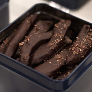 Citronnettes chocolat noir dans une élégante boite en métal du Chef Julien Dechenaud chocolatier