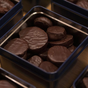Gingembrettes chocolat noir dans une élégante boite en métal du Chef Julien Dechenaud chocolatier