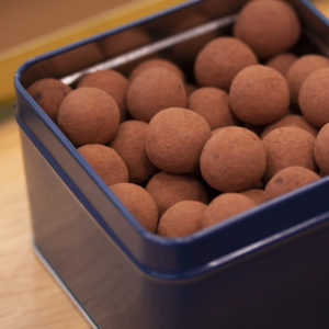 Billes de noisettes du Piémont enrobées de chocolat dans une élégante boite en métal du chef Chocolatier Julien Dechenaud