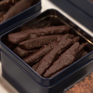 Orangette chocolat noir dans une élégante boite en métal du Chef Julien Dechenaud chocolatier