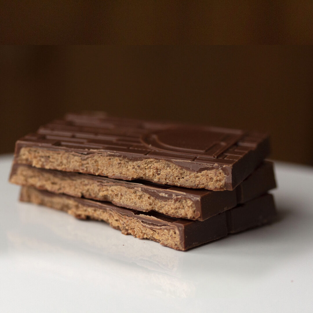 Tablette de chocolat au lait fourrée feuilleté du Chef Julien Dechenaud