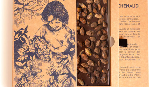 Tablette de chocolat au lait avec pistache dans son étui illustré du Chef Julien Dechenaud