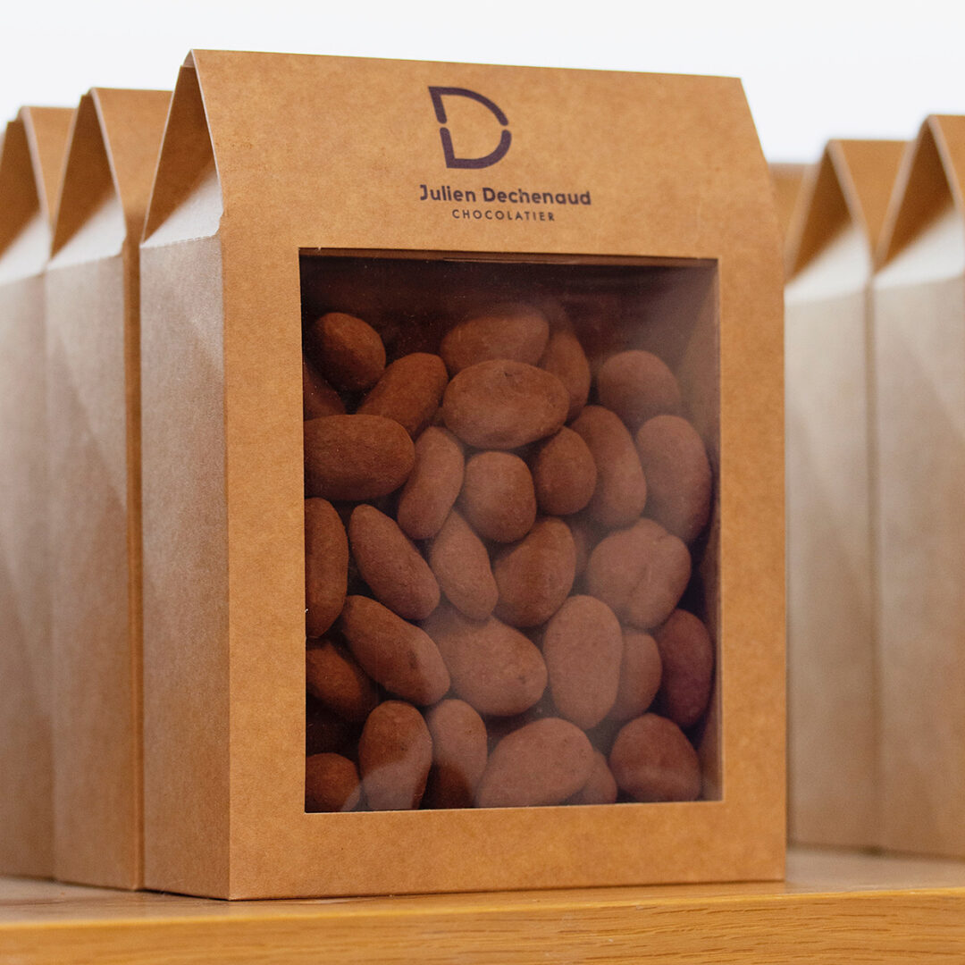 Sachet de dragées d'amandes de Provence enrobées de chocolat noir du chef julien Dechenaud chocolatier