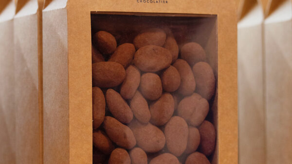 Sachet de dragées d'amandes de Provence enrobées de chocolat noir du chef julien Dechenaud chocolatier