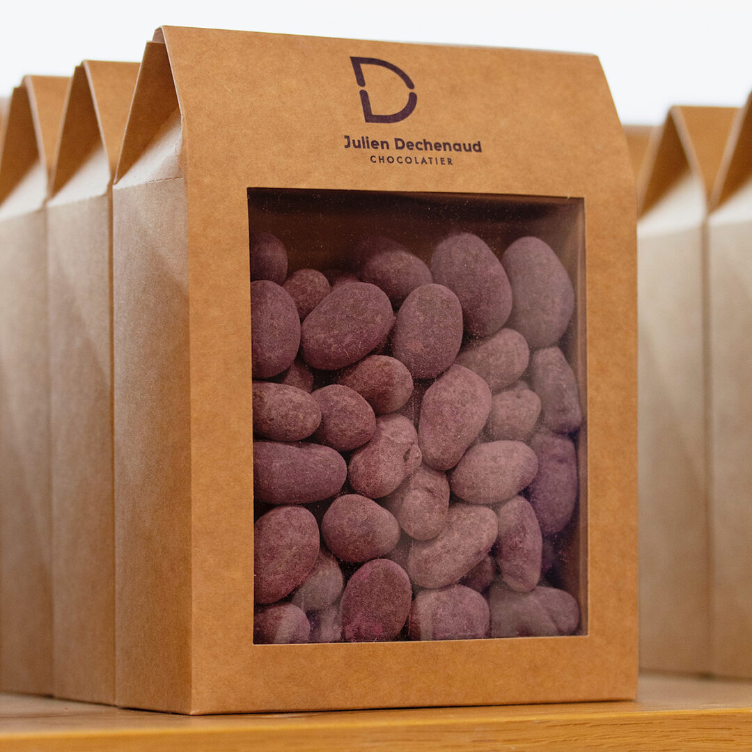 Sachet de dragées de fèves de cacao enrobée de chocolat noir du chef julien Dechenaud chocolatier