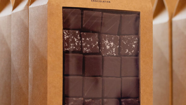Sachet de pralinés au chocolat noir du chef julien Dechenaud chocolatier