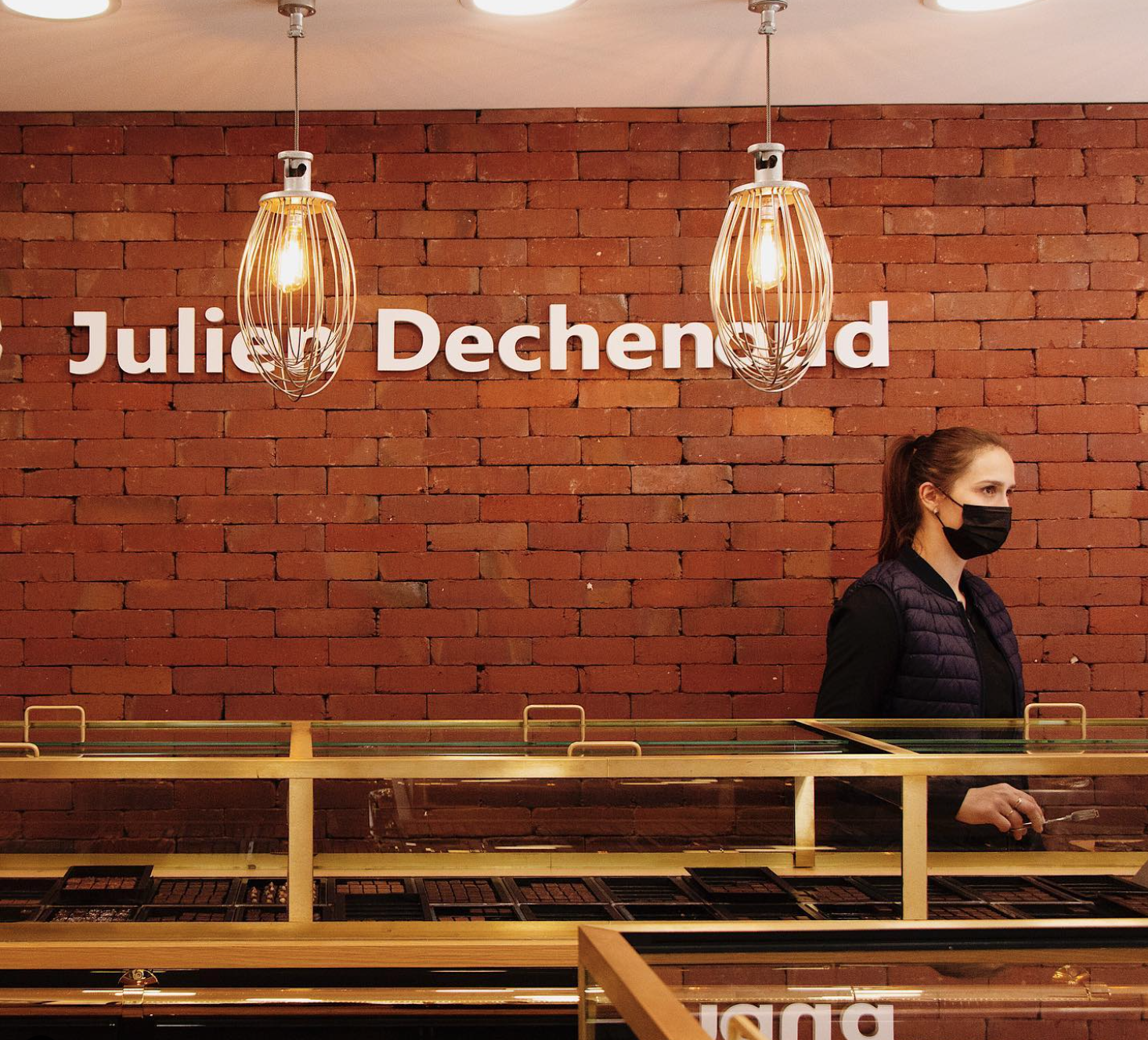 Mur en briques de la boutique du Chef Julien Dechenaud artisan chocolatier à Vincennes