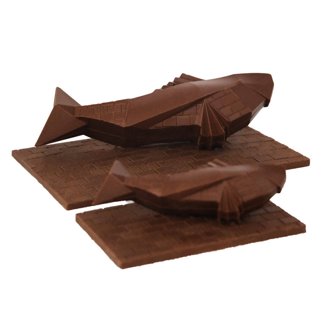 Grand et petit Poisson de Pâques signature en chocolat au lait du chef Julien Dechenaud chocolatier à Vincennes et Paris