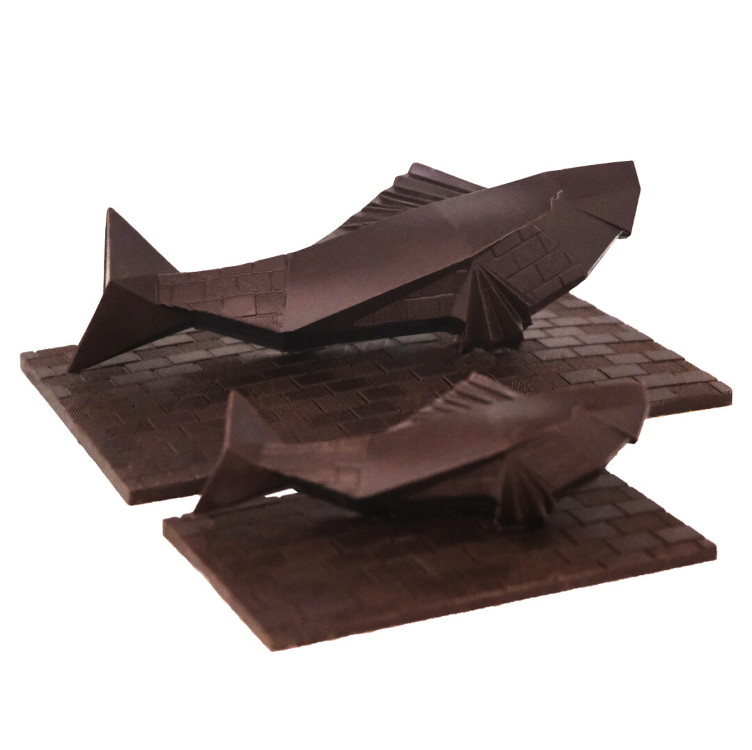 Petit et grand poisson de Pâques en chocolat noir du chef Julien Dechenaud chocolatier à Vincennes et Paris