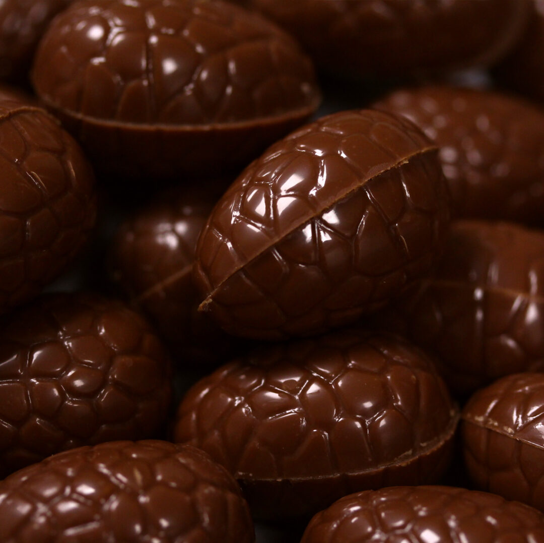 minis œufs de Pâques en chocolat au lait fourrée praliné du chef Julien Dechenaud chocolatier à Vincennes et Paris