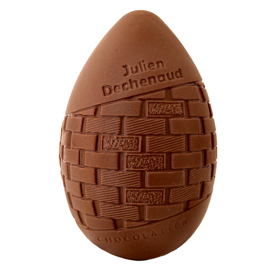 Grand œuf signature chocolat au lait du chef Julien Dechenaud chocolatier à Vincennes et Paris