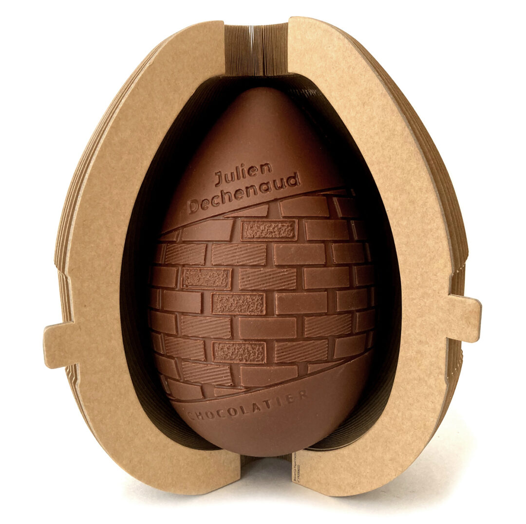 Grand œuf signature chocolat au lait du chef Julien Dechenaud chocolatier à Vincennes et Paris