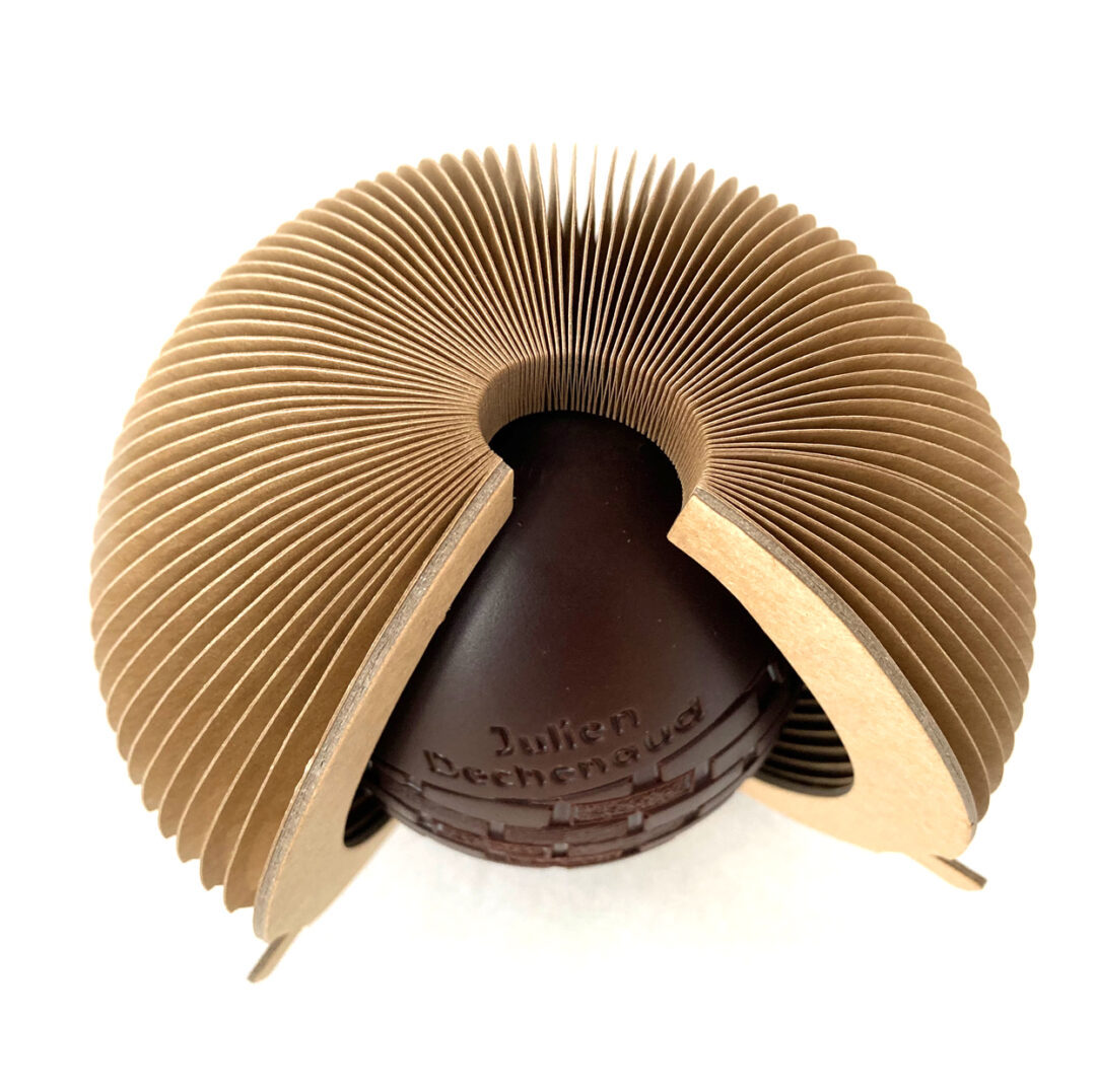 Petit œuf signature chocolat noir du chef Julien Dechenaud chocolatier à Vincennes et Paris
