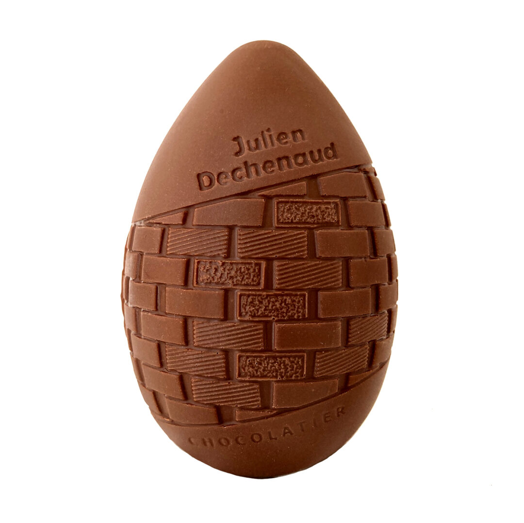 Petit œuf signature chocolat au lait du chef Julien Dechenaud chocolatier à Vincennes et Paris