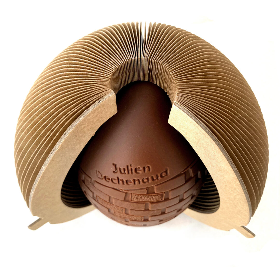 Grand œuf signature chocolat au lait du chef Julien Dechenaud chocolatier à Vincennes et Paris