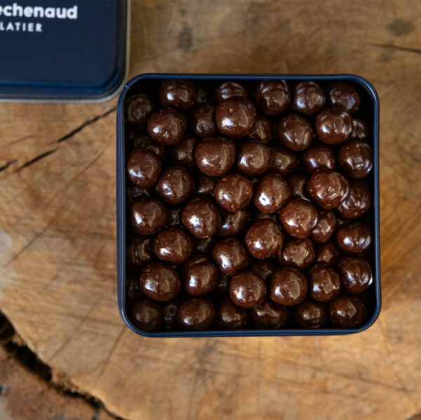Billes de céréales en chocolat noir du chef Julien Dechenaud chocolatier artisanal à Paris et Vincennes