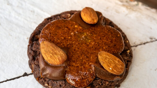 Cookie chocolat amande du chef Julien Dechenaud chocolatier artisanal à Vincennes et Paris