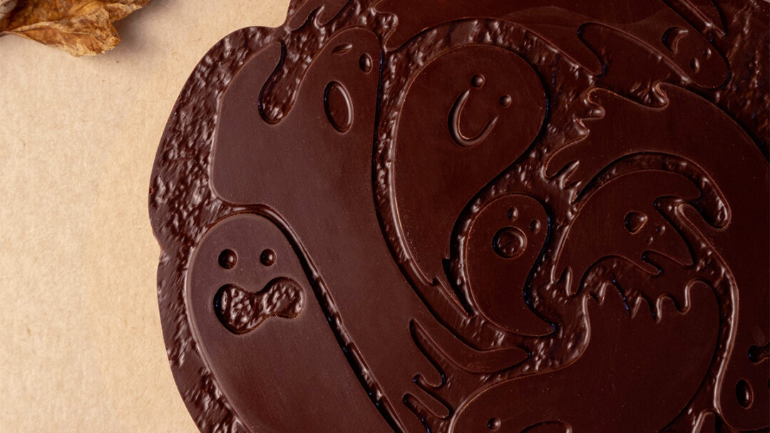 Palet fantôme au chocolat noir, guimauve, myrtille et le praliné amande, disponible en petit et grand format par Julien Dechenaud.