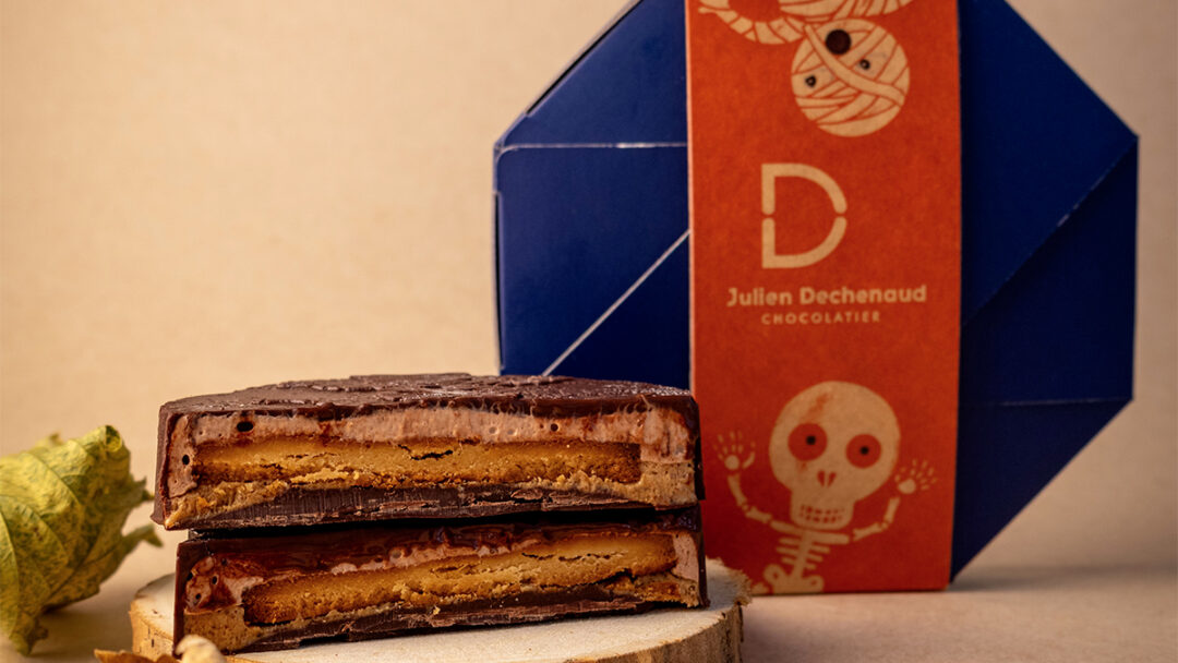 Palet squelette au chocolat, guimauve chocolat, biscuit sablé breton et praliné cacahuète et son emballage signé Julien Dechenaud.