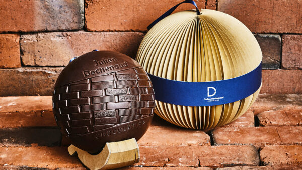 Grande boule de Noël au chocolat noir du chef chocolatier Julien Dechenaud