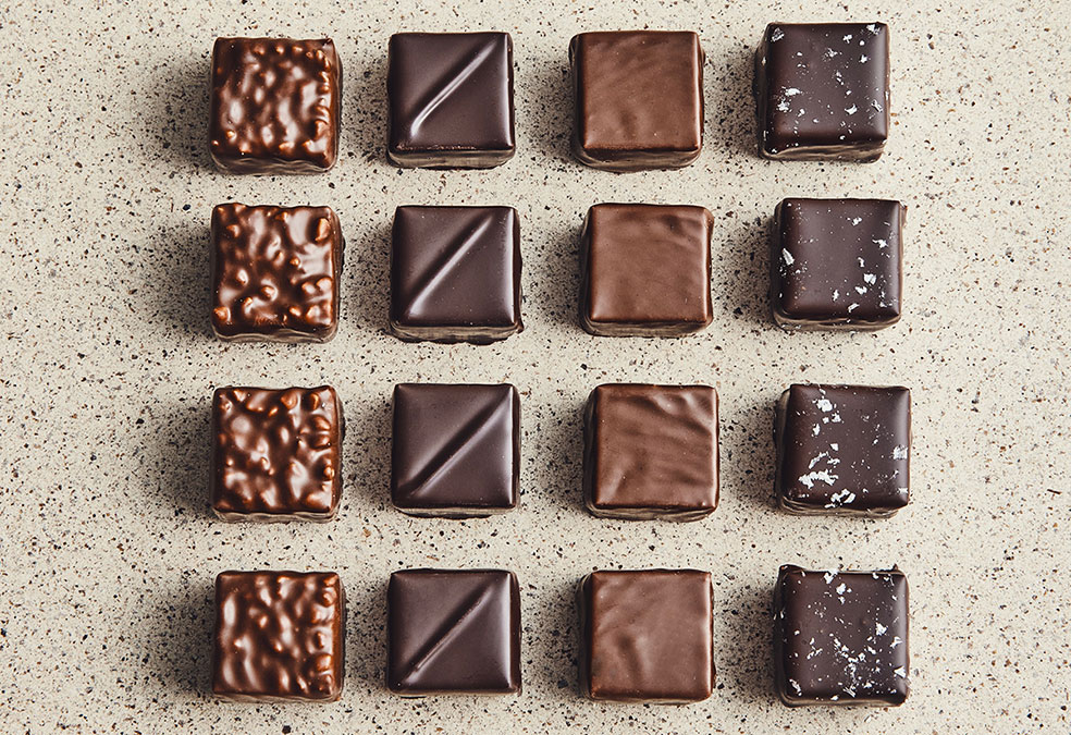 Détail de la boite de 16 chocolats pralinés du chef chocolatier Julien Dechenaud