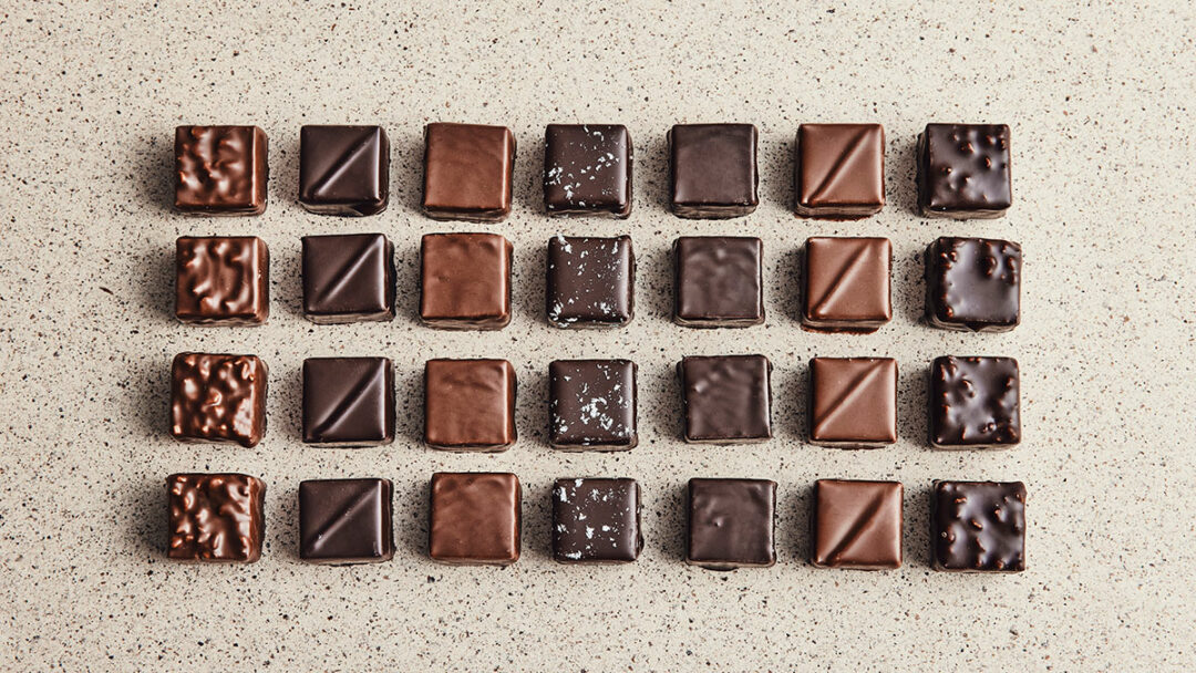 Détail de la boite de 28 chocolats pralinés du chef chocolatier Julien Dechenaud