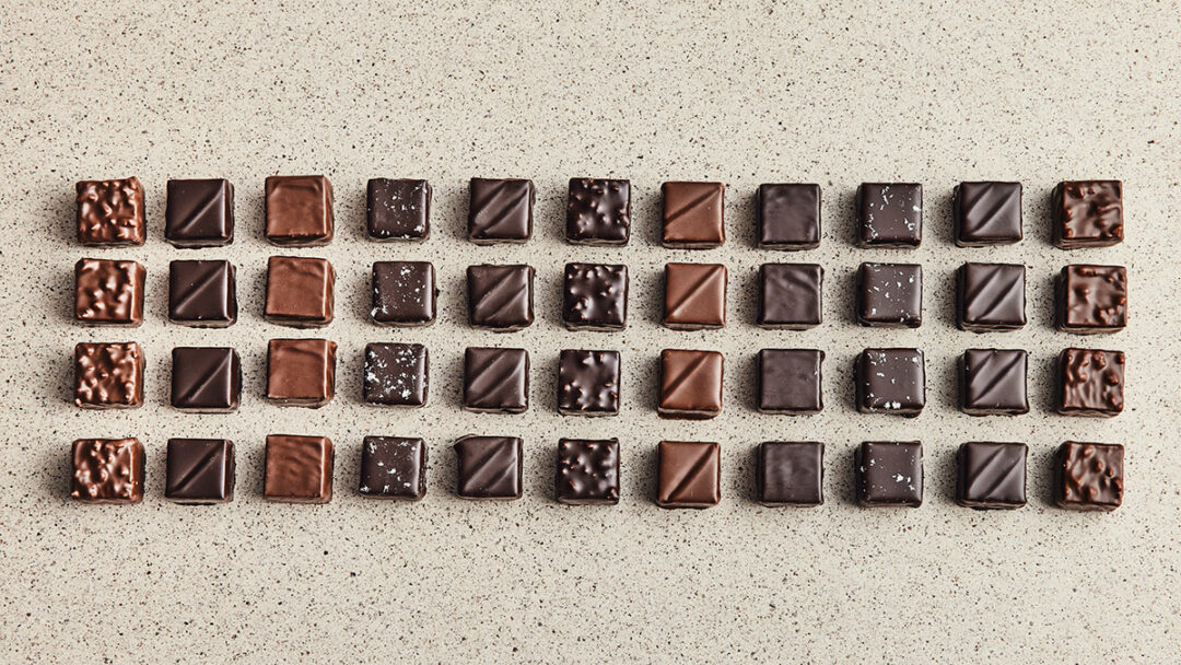 Détail de la boite de 44 chocolats pralinés du chef chocolatier Julien Dechenaud