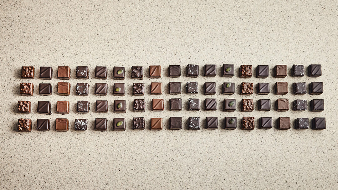 Détail de la boite de 68 chocolats pralinés du chef chocolatier Julien Dechenaud