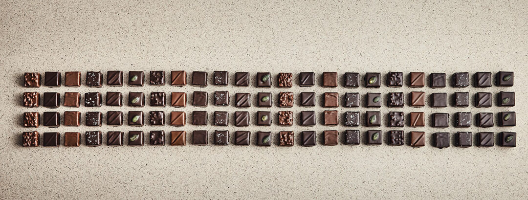 Détail de la boite de 92 chocolats pralinés du chef chocolatier Julien Dechenaud