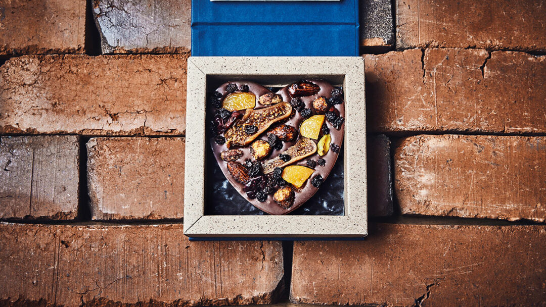 Cœur mendiant au lait vegan et praliné noisette parsemé de fruits du chef chocolatier Julien Dechenaud