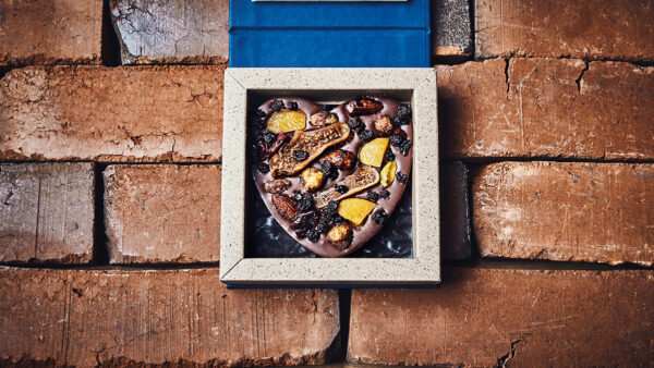 Cœur mendiant au lait vegan et praliné noisette parsemé de fruits du chef chocolatier Julien Dechenaud
