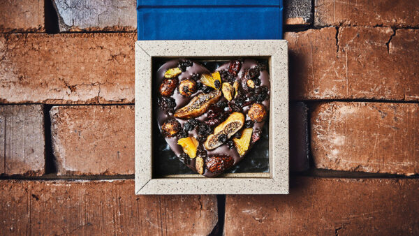 Cœur mendiant au chocolat noir et praliné amande parsemé de fruits du chef chocolatier Julien Dechenaud