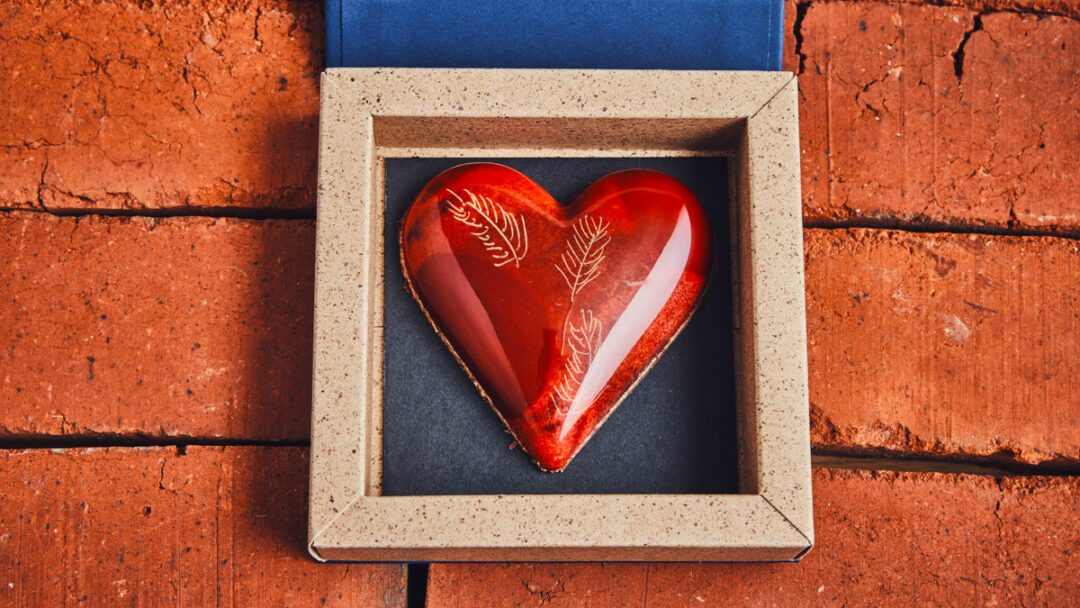 Coeur lisse au chocolat noir créé par le chef chocolatier Julien Dechenaud pour la fête des mères 2023 dans sa boîte