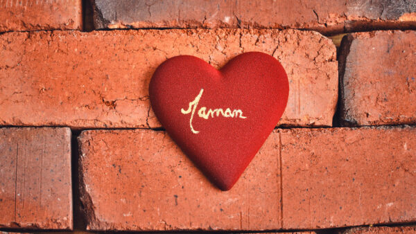 Coeur velours au chocolat noir créé par le chef chocolatier Julien Dechenaud pour la fête des mères 2023
