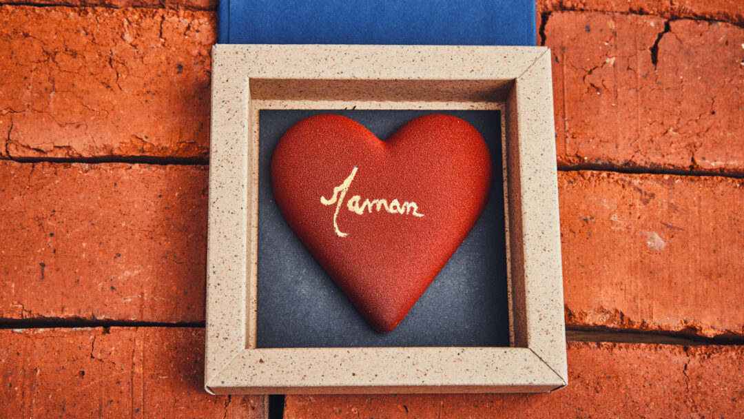 Coeur velours au chocolat noir créé par le chef chocolatier Julien Dechenaud pour la fête des mères 2023 dans sa boîte