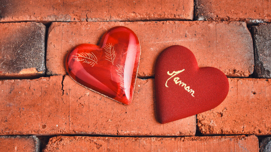 Coeur lisse et velours au chocolat noir créé par le chef chocolatier Julien Dechenaud pour la fête des mères 2023