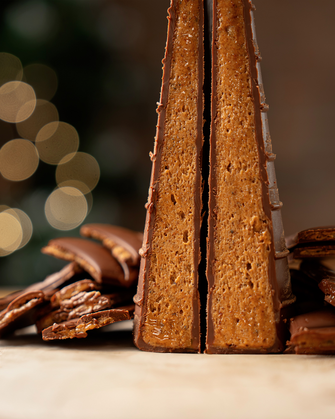 Découpe sapin fourré au chocolat noir ou chocolat au lait par Julien Dechenaud chocolatier à Paris.