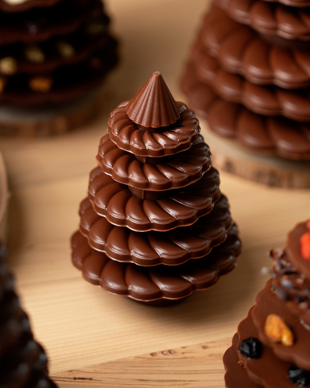 Sapins fourrés, praliné amande et chocolat au lait par Julien Dechenaud.