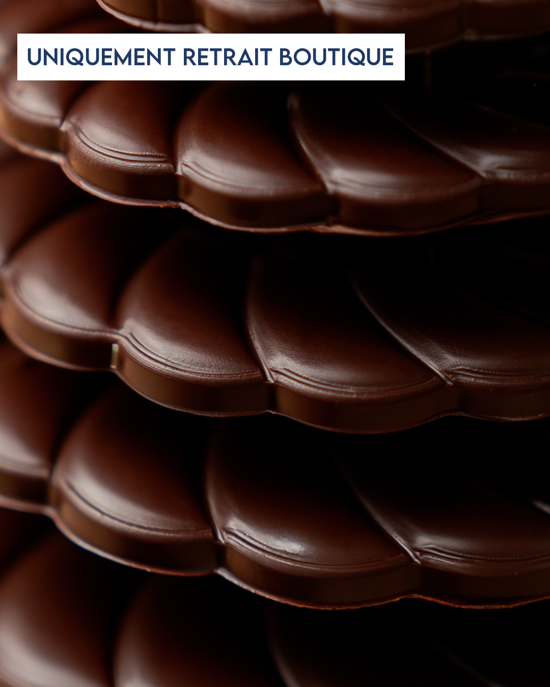 Sapins fourrés, praliné amande et chocolat noir par Julien Dechenaud.