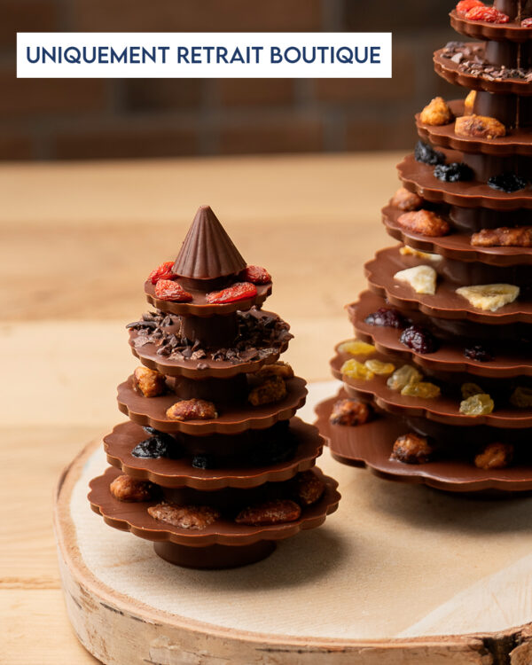 Sapin mendiant chocolat au lait 45% Bolivie avec des éclats d'amandes, noisettes, pistachez fruits séchés. Une création de Noël par Julien Dechenaud Chocolatier.