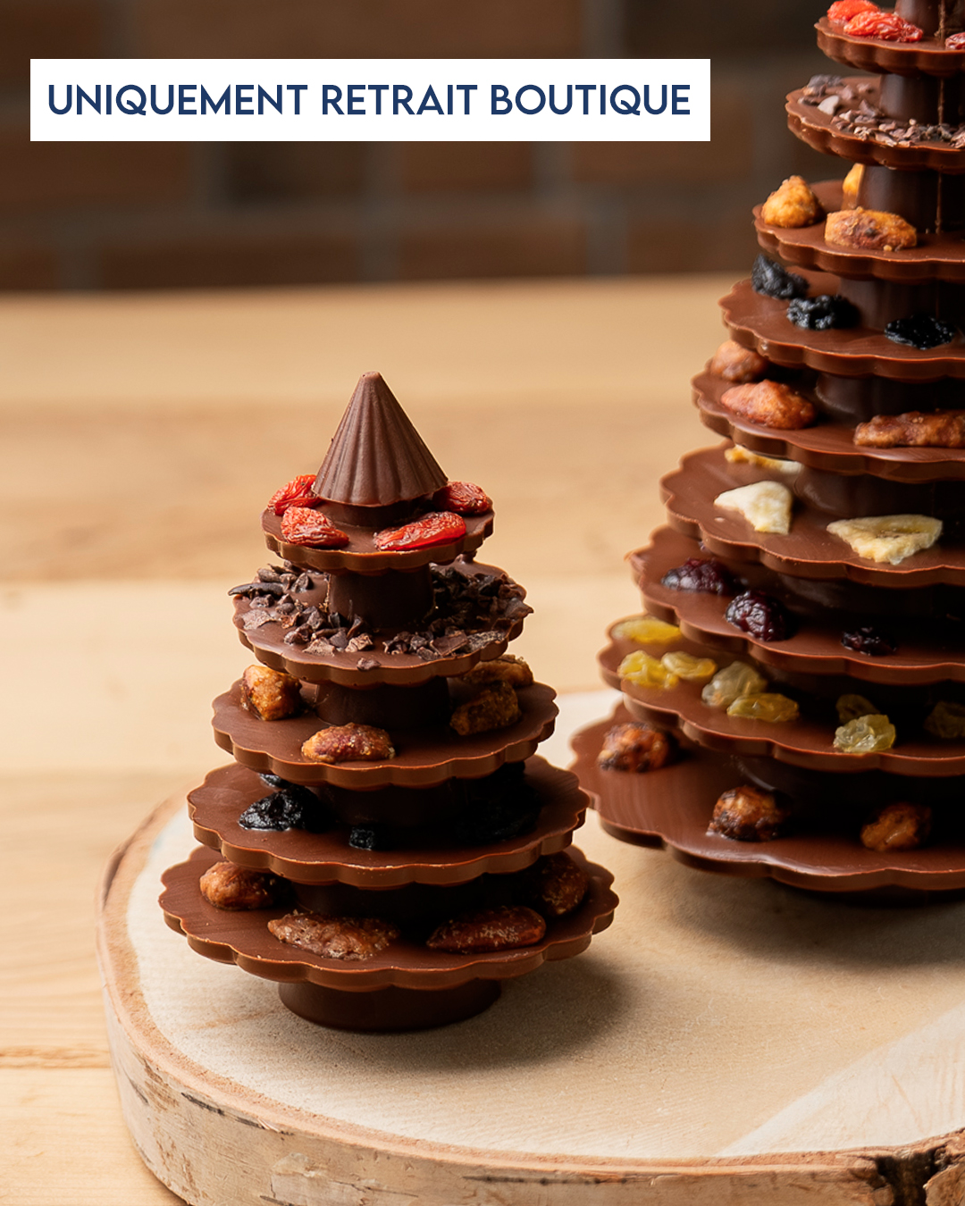 Sapin mendiant chocolat au lait 45% Bolivie avec des éclats d'amandes, noisettes, pistachez fruits séchés. Une création de Noël par Julien Dechenaud Chocolatier.