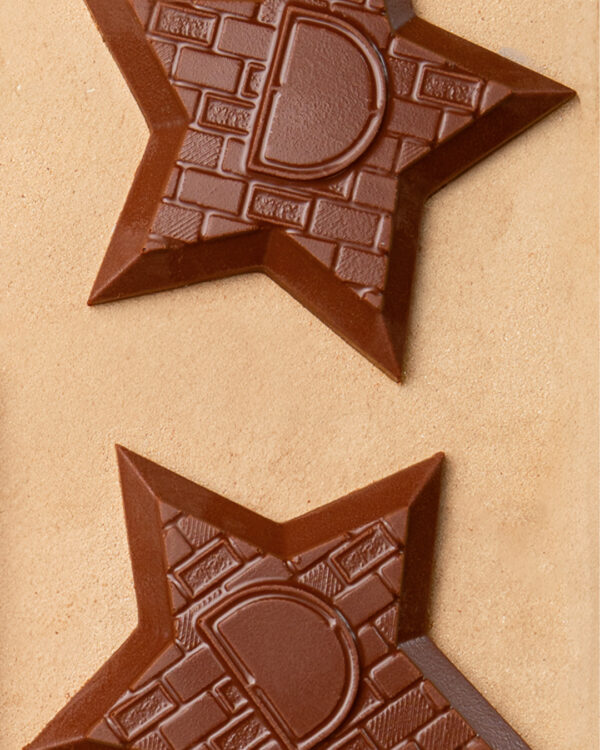 Etoile de Noël au chocolat au lait, se décline aussi en chocolat noir par Julien Dechenaud Chocolatier à Paris et Vincennes.