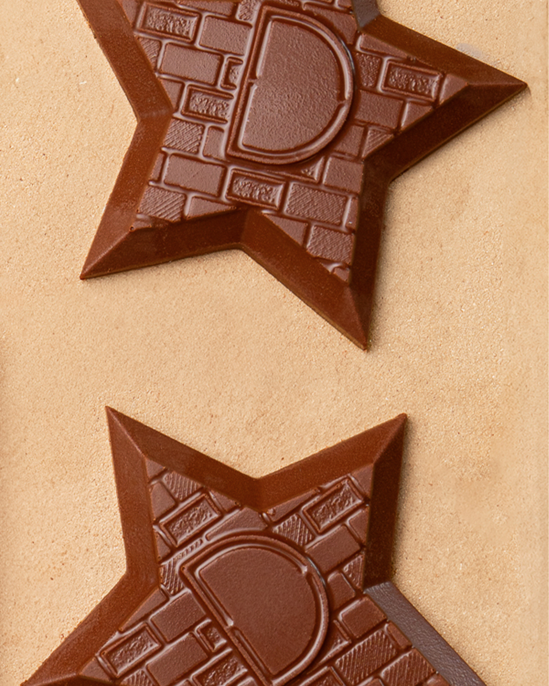 Etoile de Noël au chocolat au lait, se décline aussi en chocolat noir par Julien Dechenaud Chocolatier à Paris et Vincennes.