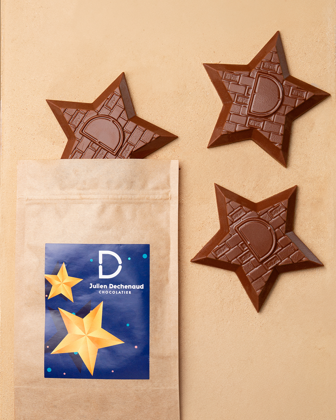 Etoile de Noël au chocolat au lait, se décline aussi en chocolat noir par Julien Dechenaud Chocolatier à Paris et Vincennes.