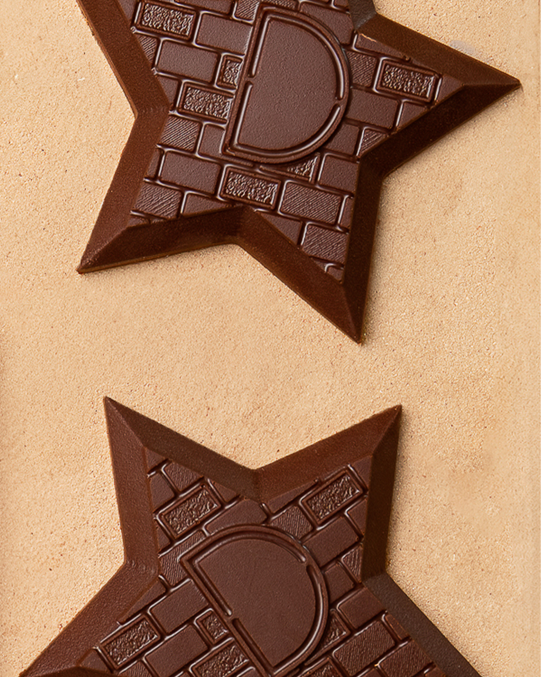 Etoile de Noël au chocolat noir, se décline aussi en chocolat au lait par Julien Dechenaud Chocolatier