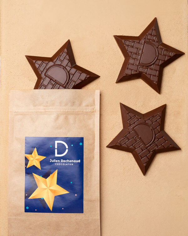 Etoile de Noël au chocolat noir, se décline aussi en chocolat au lait par Julien Dechenaud Chocolatier